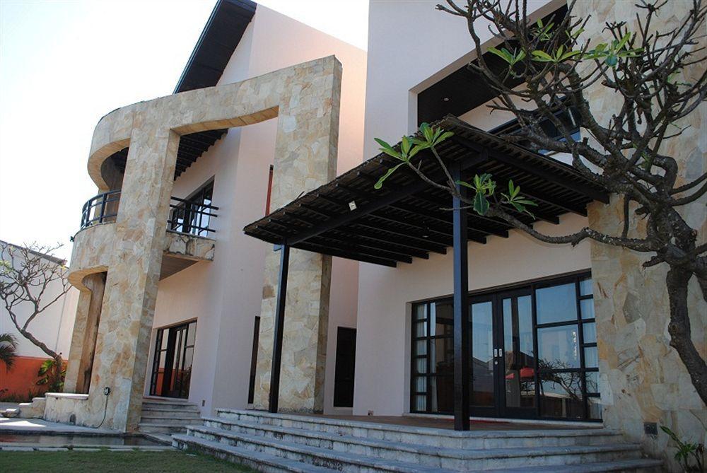 Suarti Resort, Villas & Gallery Ketewel Exterior photo